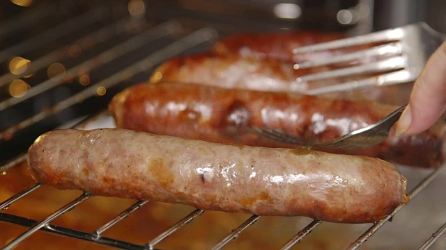 烹饪牛肉香肠在烤箱烤与肉鸡特写视频素材