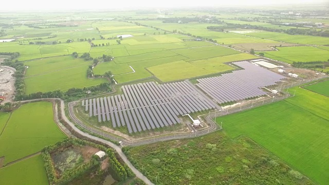 太阳能电池农场鸟瞰图视频素材