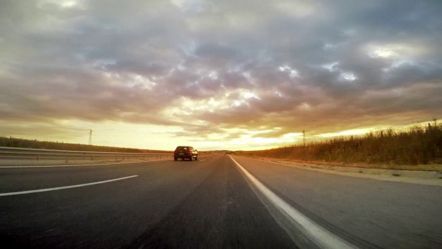 低角度的高速公路行车向日落，日出视频素材