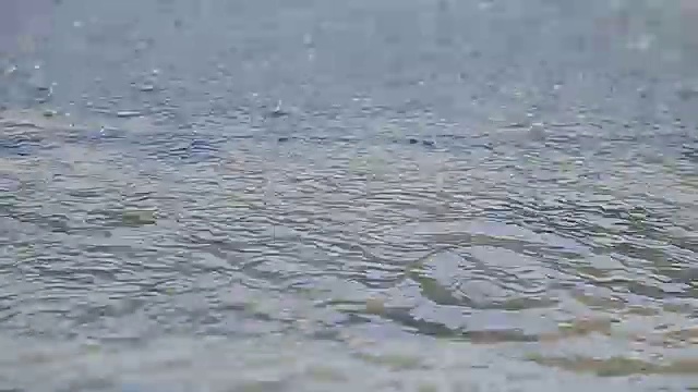 地板上的雨滴视频素材