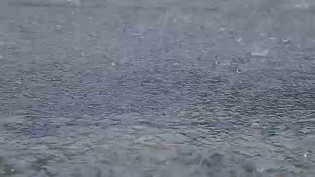 地板上的雨滴视频素材