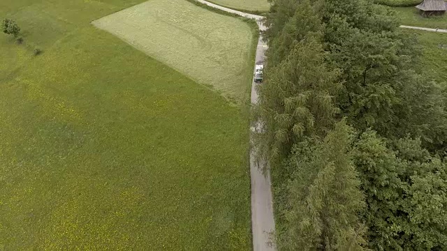 山区公路旅行。鸟瞰图视频素材