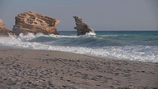 岩石海岸线上的海浪(全高清视频素材