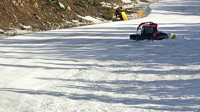 雪车在滑雪场准备斜坡视频素材