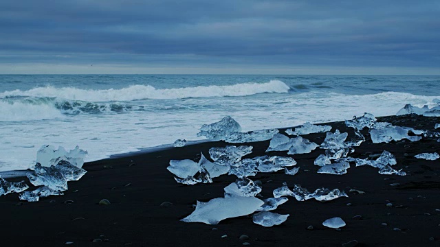 冰山海滩Jökulsárlón冰川泻湖在冰岛视频素材