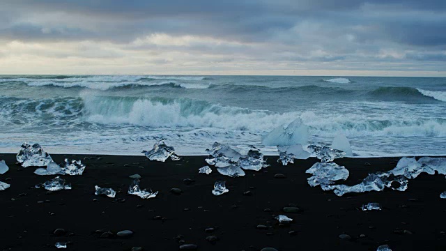 冰山海滩Jökulsárlón冰川泻湖在冰岛视频素材