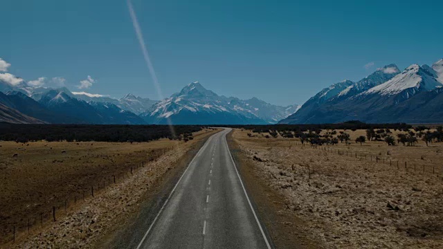 鸟瞰图低飞过空的笔直的道路在这个国家视频素材