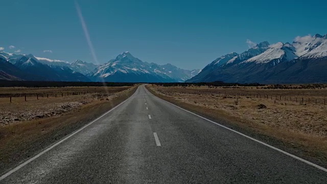 鸟瞰图低飞过空的笔直的道路在这个国家视频素材