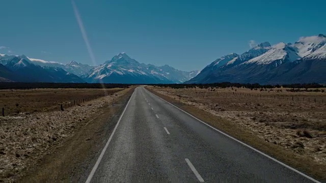 鸟瞰图低飞过空的笔直的道路在这个国家视频素材