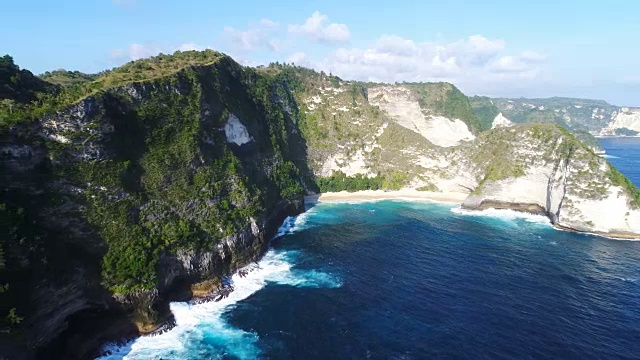 从空中俯瞰在努沙佩尼达的克林金海滩，印度尼西亚巴厘岛。无人机俯视图4k拍摄。视频素材