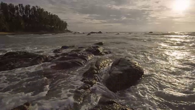 4k的海滩和石头与日落。视频素材