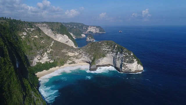 从空中俯瞰在努沙佩尼达的克林金海滩，印度尼西亚巴厘岛。无人机俯视图4k拍摄。视频素材