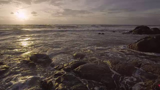 4k的海滩和石头与日落。视频素材