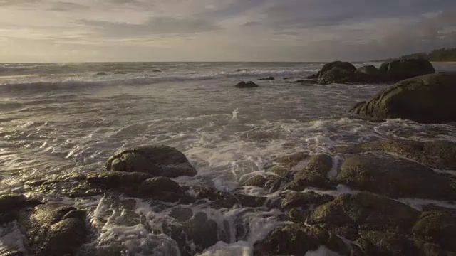 4k的海滩和石头与日落。视频素材