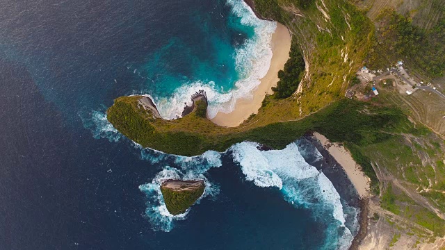 从空中俯瞰在努沙佩尼达的克林金海滩，印度尼西亚巴厘岛。无人机俯视图4k拍摄。视频素材