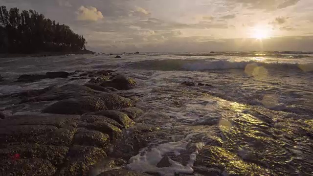 4k的海滩和石头与日落。视频素材