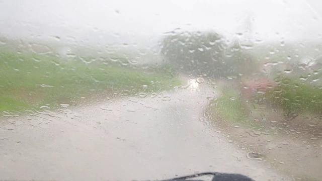 雨后的黎明，挡风玻璃刮水器正在清洁挡风玻璃视频素材