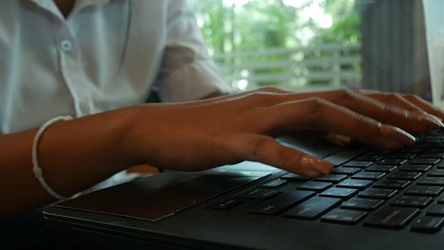 在咖啡店里用电脑工作的女人的手视频素材