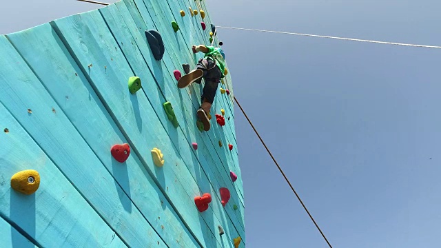 小男孩自由地爬岩壁视频素材