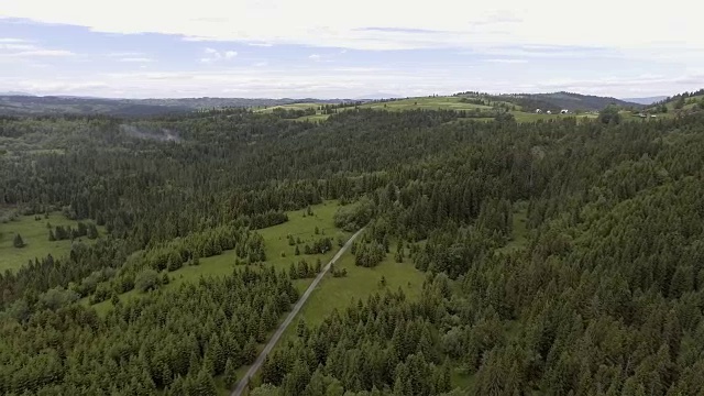 山区公路旅行。鸟瞰图视频素材