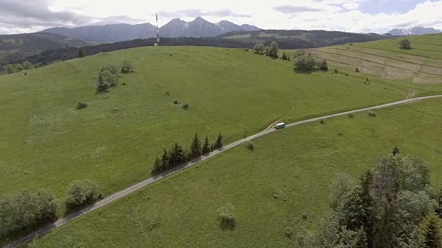 山区公路旅行。鸟瞰图视频素材