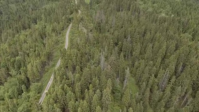 山区公路旅行。鸟瞰图视频素材