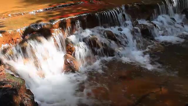 瀑布流入河中。视频素材