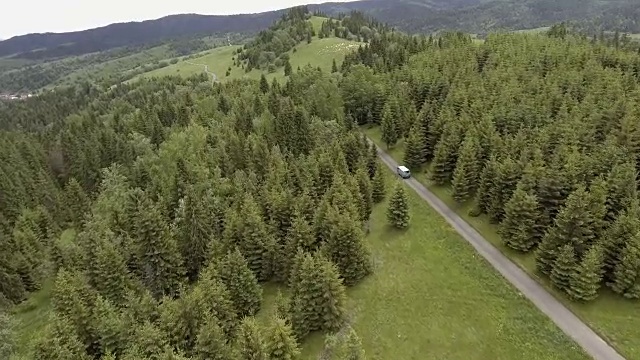 山区公路旅行。鸟瞰图视频素材