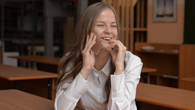 一幅欢快的年轻女子打电话的肖像视频素材