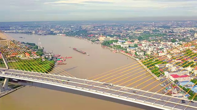 泰国普密蓬大桥交通的鸟瞰图视频素材