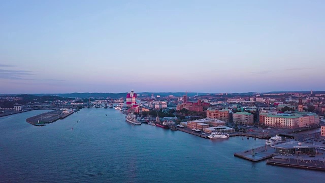 瑞典哥德堡市，在日落上空航拍视频素材