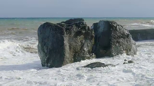 近距离观察，暴风雨的海岸上的巨石视频素材