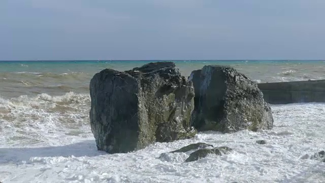 近距离观察，暴风雨的海岸上的巨石视频素材