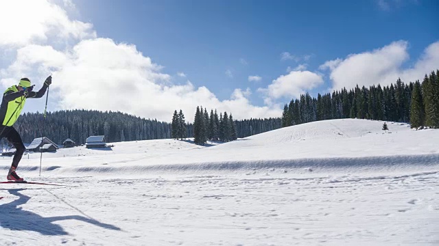 越野赛滑雪者在冬季的景观中滑上山滑雪视频素材