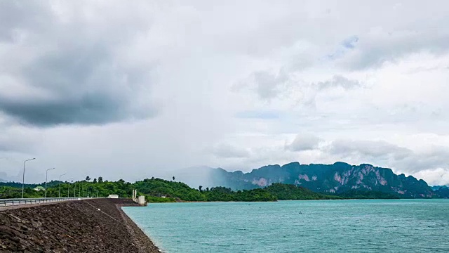 时间推移拍摄的大坝与热带森林和山与雨和风暴云的背景视频素材