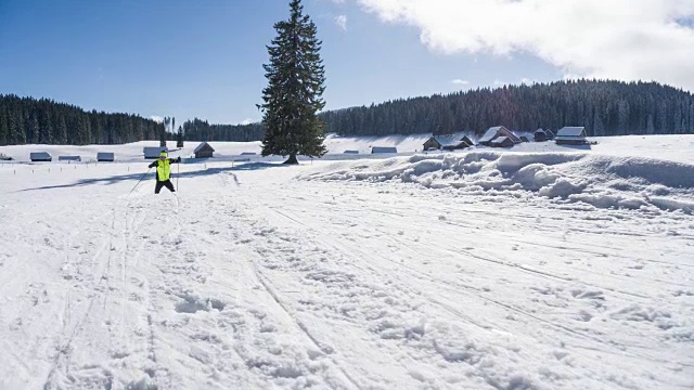 越野滑雪者在山上滑冰视频素材