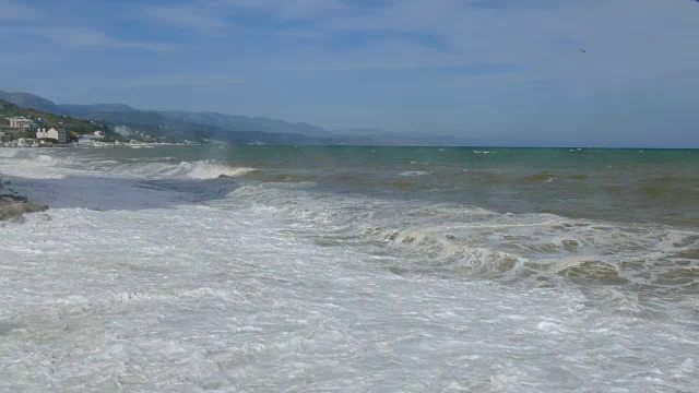 暴风雨的海洋和海岸线的全景景观视频素材