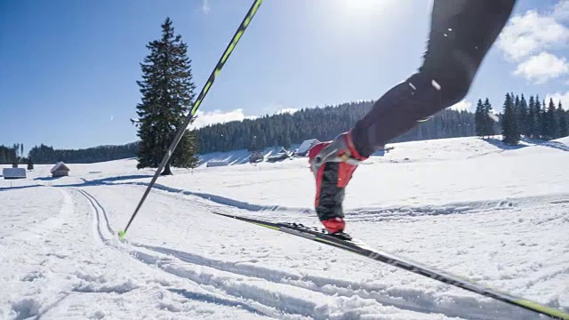 越野滑雪者在冬季滑雪轨道上滑行视频素材