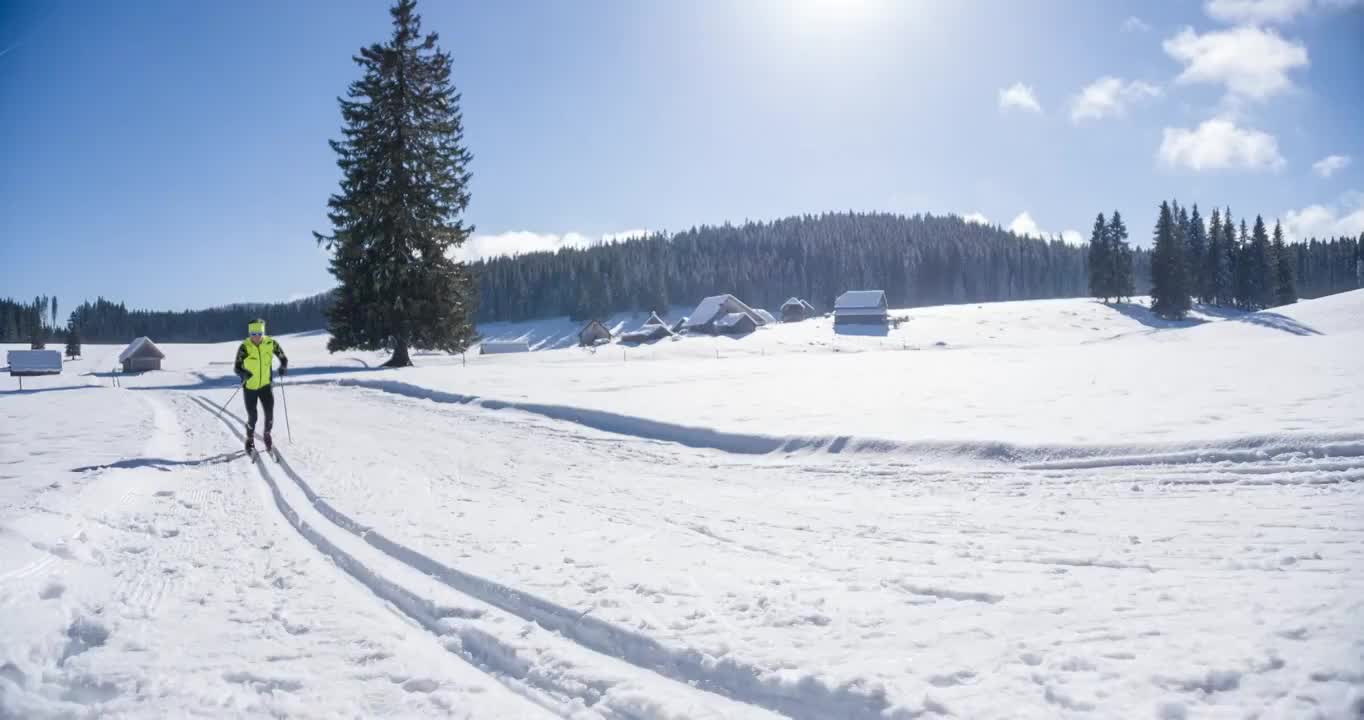 年轻男子运动员在滑雪道上越野滑雪视频素材