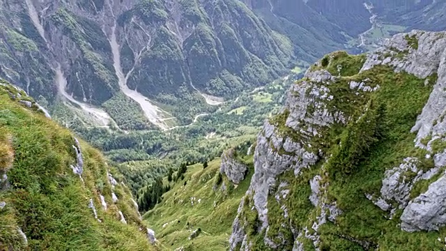 SLO MO男性跑步者在高山的山脊边缘跑步视频素材