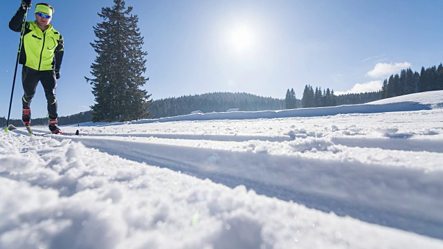 年轻男子运动员在滑雪道上越野滑雪视频素材