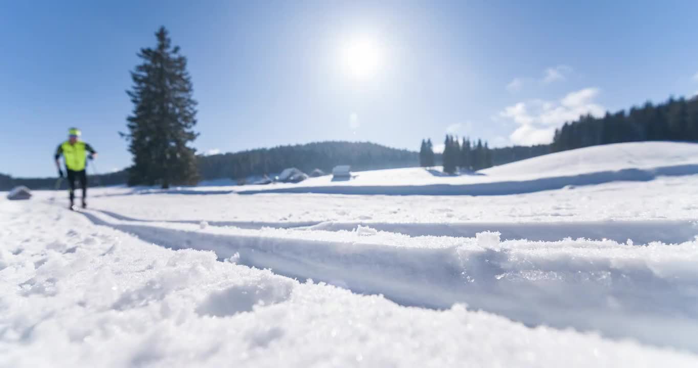 年轻男子运动员在滑雪道上越野滑雪视频素材