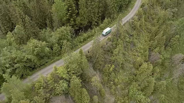 山区公路旅行。鸟瞰图视频素材