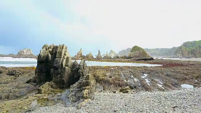 飞过悬崖视频素材