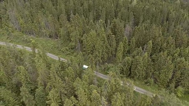 山区公路旅行。鸟瞰图视频素材