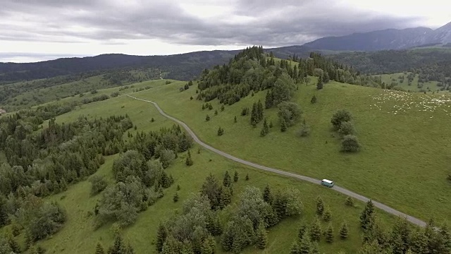 山区公路旅行。鸟瞰图视频素材