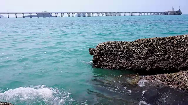 水溅在岩石上视频素材