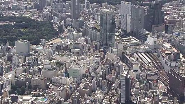 空中，日本东京新宿车站周围视频素材