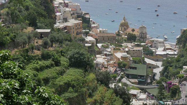 俯瞰Positano, Costiera Amalfitana(阿马尔菲海岸)，联合国教科文组织世界遗产地，萨莱诺省，坎帕尼亚，意大利，欧洲视频素材