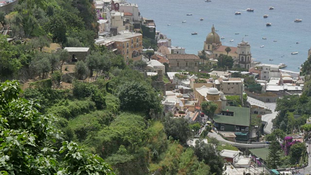 俯瞰Positano, Costiera Amalfitana(阿马尔菲海岸)，联合国教科文组织世界遗产地，萨莱诺省，坎帕尼亚，意大利，欧洲视频素材